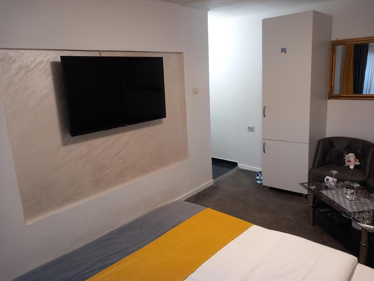 Davison Apartment *